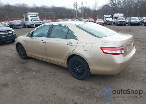 2010 Toyota Camry Base z USA, uszkodzony, nr VIN 4T1BF3EK3AU045264